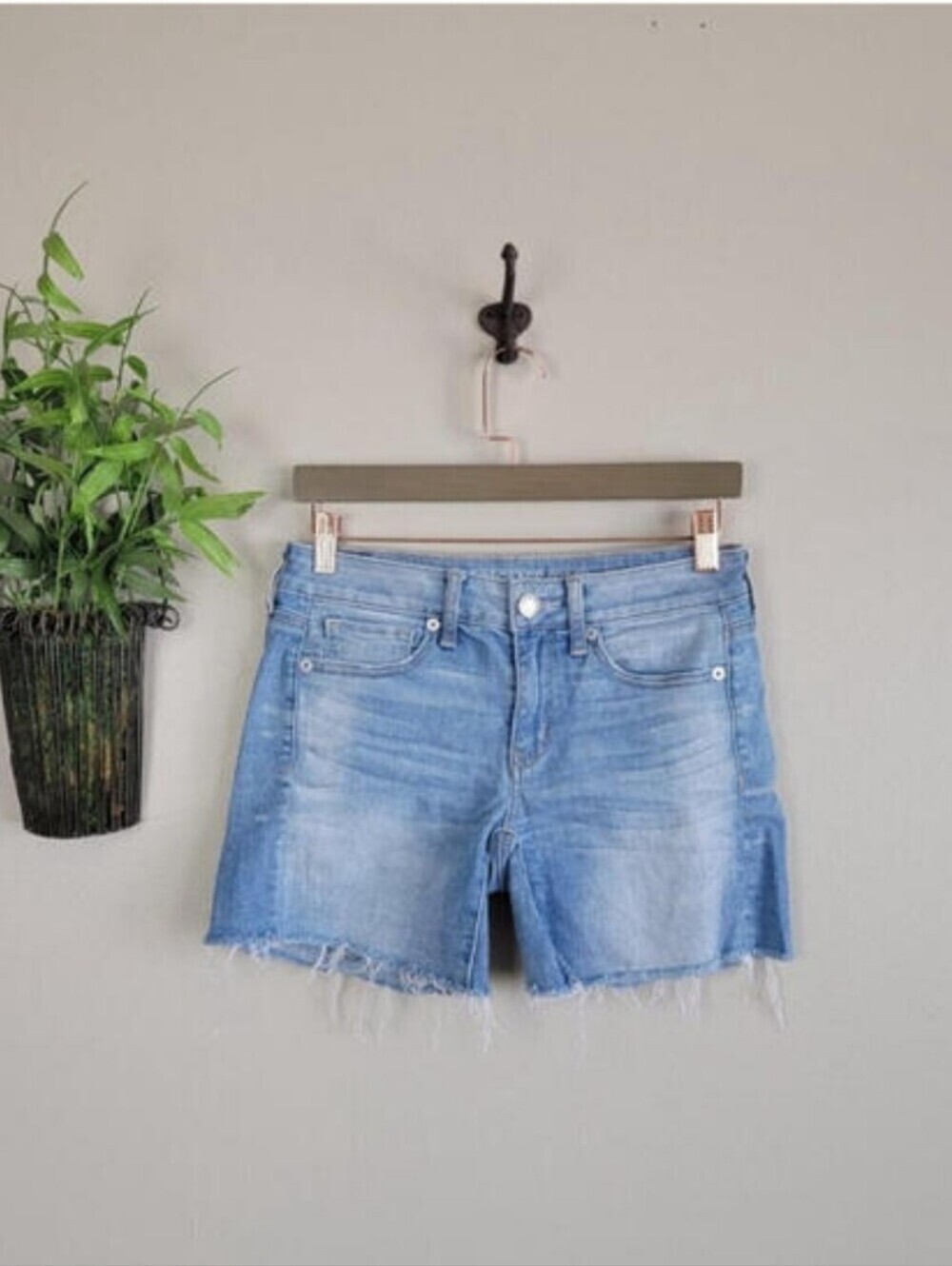 AE 2 American Eagle Mid Rise Midi Light Wash Frayed Cutoff Stretch Jean Shorts